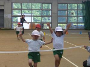 ゴールテープを切る子どもたち